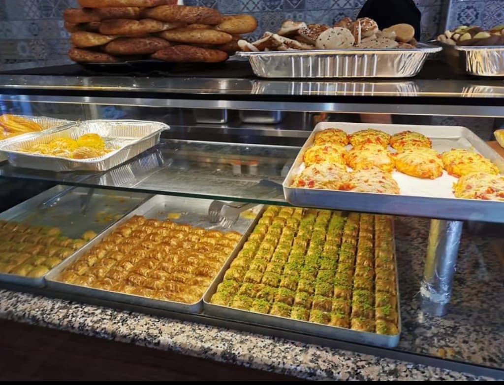 Vitrine met baklava en kadayıf