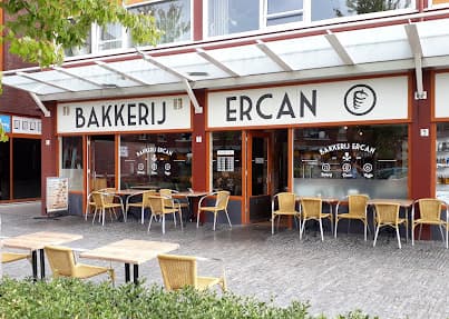 Het terras voor Bakkerij Ercan