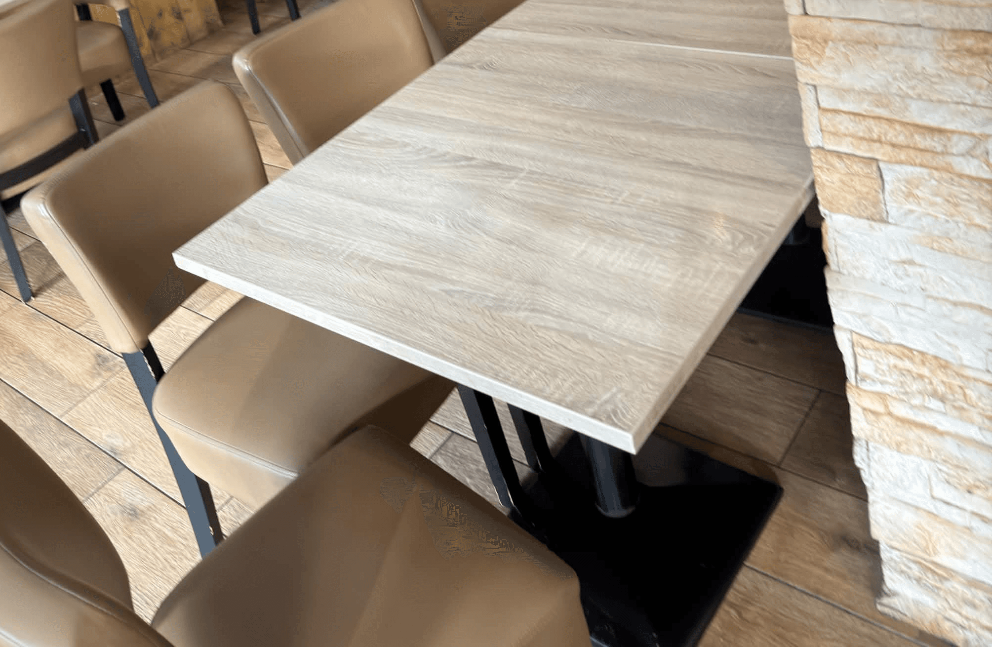 Tafels en stoelen in de zaak
