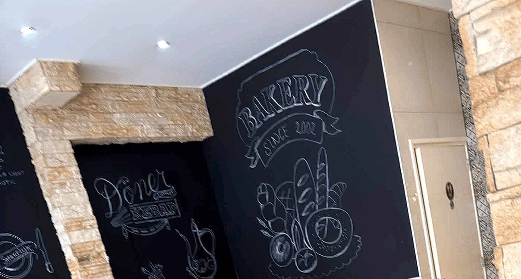 De krijtbordwand met Bakery since 2002